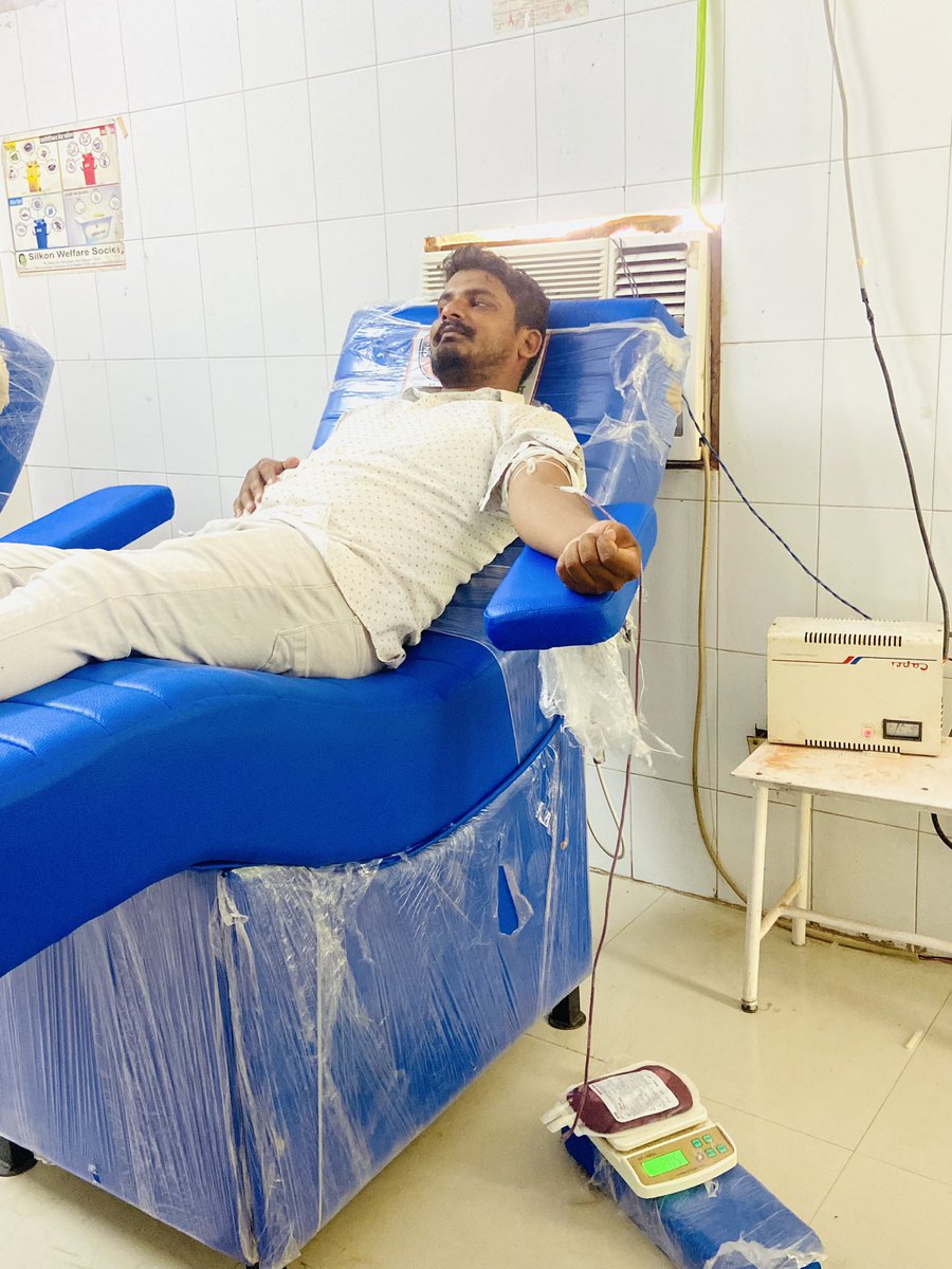 jishanbasantpur's tweet image. जमीं पर घर बनाया है, मगर जन्नत में रहते हैं, 
हमारी खुशनसीबी है कि हम भारत में रहते हैं।
    आज एक ज़ईफ़ औरत को फौरी तौर पर 🅾️+ खून की जरूरत थी, इसकी जानकारी हमारे सीनियर इंजीनियर बड़े भाई रितेश सिंह साहब को मिली तो उन्होंने बगैर देर किए बलिया ब्लड बैंक पहुंच कर ब्लड डोनेट किया.