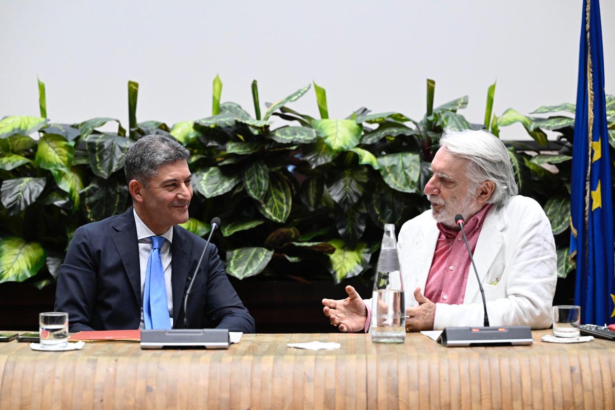 Paolo Crepet, psichiatra e sociologo, ha tenuto una lezione dal titolo "La leadership: tra autorevolezza e passione" rivolta ai 250 frequentatori del 112° e 113° corso per commissari alla Scuola superiore di Polizia a Roma
poliziadistato.it/articolo/15306…
#essercisempre #18luglio