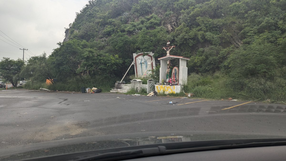 Eleccionesmx_24's tweet photo. Se ocupa la atencion y cuidado por parte del Municipio de San Pedro @SanPedroNL - apoyen DE FAVOR limpiando la zona donde estan la Virgen, El Cristo y San Judas. 
Les toma minutos la limpieza (quitar basura y cortar la hierba), pero lleva meses sin la atencion del municipio.