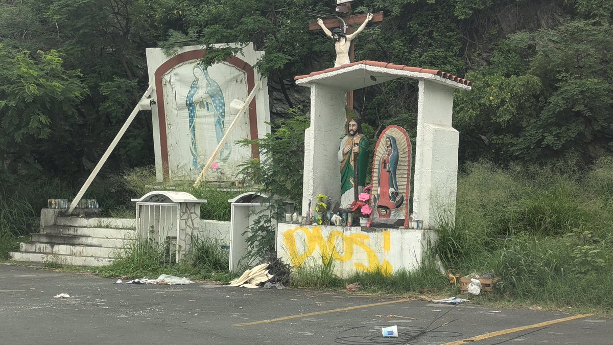 Eleccionesmx_24's tweet photo. Se ocupa la atencion y cuidado por parte del Municipio de San Pedro @SanPedroNL - apoyen DE FAVOR limpiando la zona donde estan la Virgen, El Cristo y San Judas. 
Les toma minutos la limpieza (quitar basura y cortar la hierba), pero lleva meses sin la atencion del municipio.