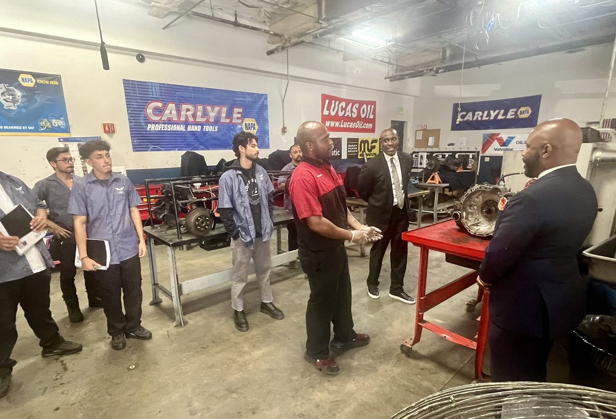 mulherin_l's tweet photo. Assemblyman Mike Gipson of CA District 65 visited @UEICollege College Gardena this week! 

He shared insights on the significance of giving back to the community where students are trained and most valued. 

#governmentrelations #essentialcareers #postsecondaryeducation https://t.co/5x07fFugNg