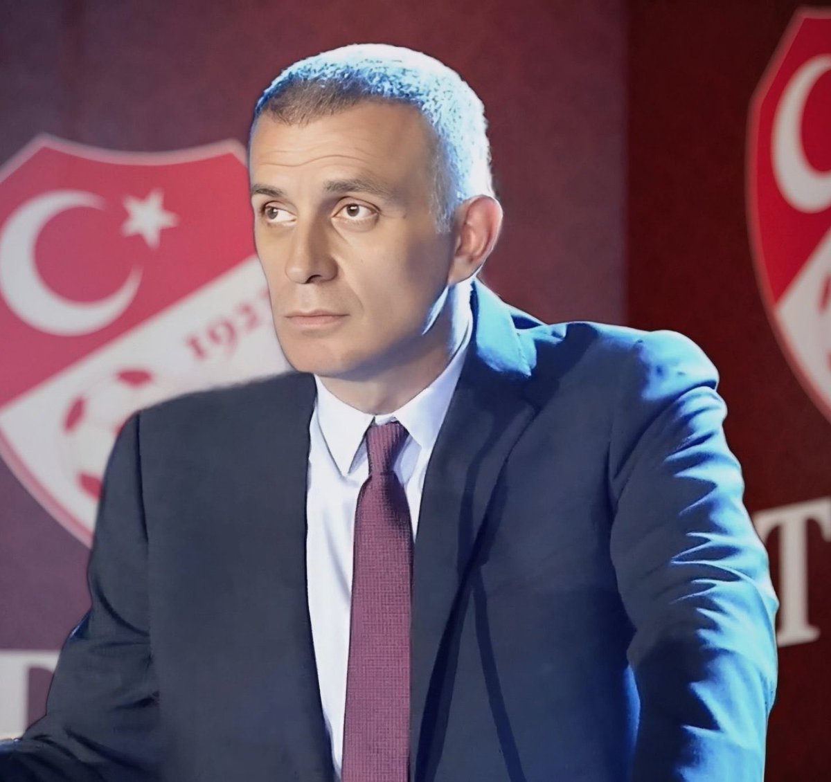 aykiri's tweet photo. TFF Başkanı İbrahim Hacıosmanoğlu: 

“İlk teşekkürümü Sayın Cumhurbaşkanımıza etmek istiyorum. 

Onu kullananları, bugün futbolun dışına attığımız için bize destek veren sağduyulu delegelerimize teşekkürlerimi sunuyorum.” https://t.co/sBsFSc30HX