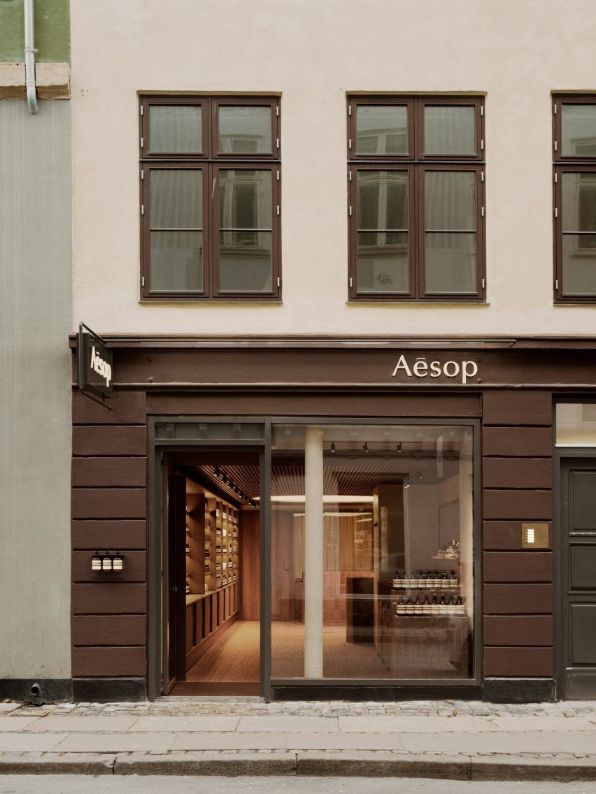 CaadDesign's tweet photo. El interior de la nueva tienda Aesop en Copenhague, inspirado en el Museo de Arte Moderno de Luisiana, combina ladrillos daneses y un diseño humilde y acogedor, creando un espacio único.

Diseño: Aesop  
Localidad: Copnehague, Dinamarca
Fuente: dezeen
https://t.co/NFGsVZyowz https://t.co/8dW4mP3pib