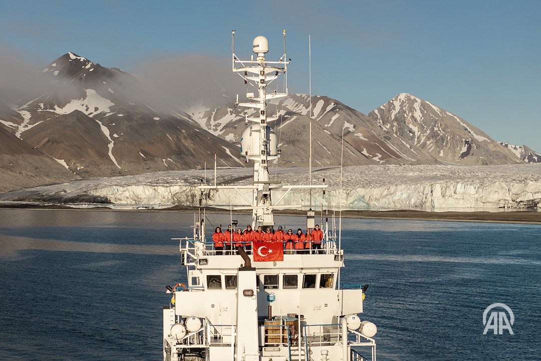 Bilim insanları, Kuzey Kutbu'nda dünyanın geleceği için cevaplar arıyor 

• 4. Ulusal Arktik Bilimsel Araştırma Seferi'ni 11 kişilik ekip yürütüyor
• Arktik Okyanusu'nda 16 farklı proje gerçekleştiriliyor

v.aa.com.tr/3278354