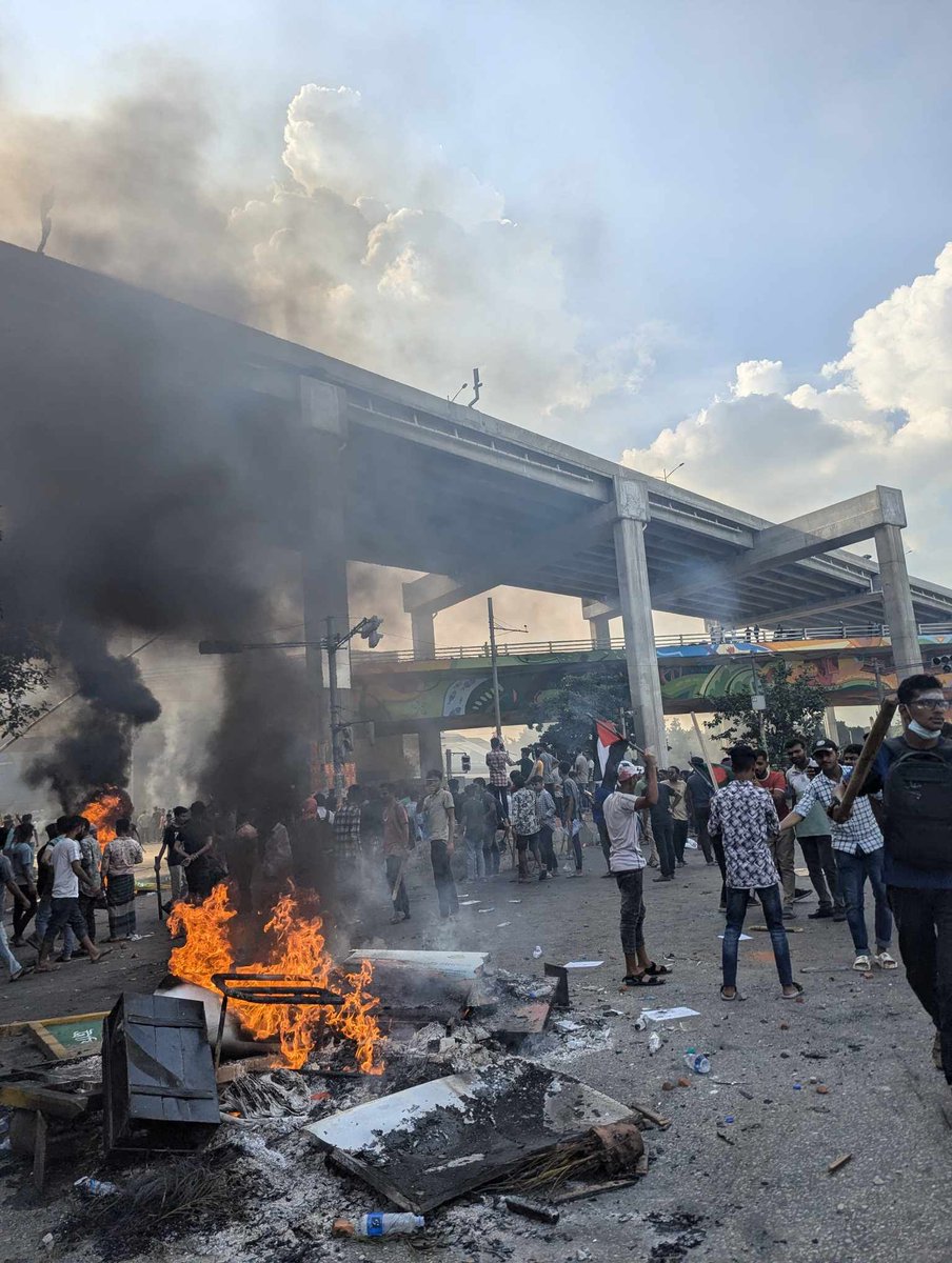 arafat_monzur's tweet photo. Bangladesh is completely shutdown. The government has blocked all the internet access in Bangladesh. This is becoming more horrifying. 

#BangladeshiStudentsareinDanger #bangladesh_quotha_movement #BangladeshBleeding #Bangladeshstudentprotest #BangladeshUnderAttack
#HasinaMustGo https://t.co/b10zxQTz2d