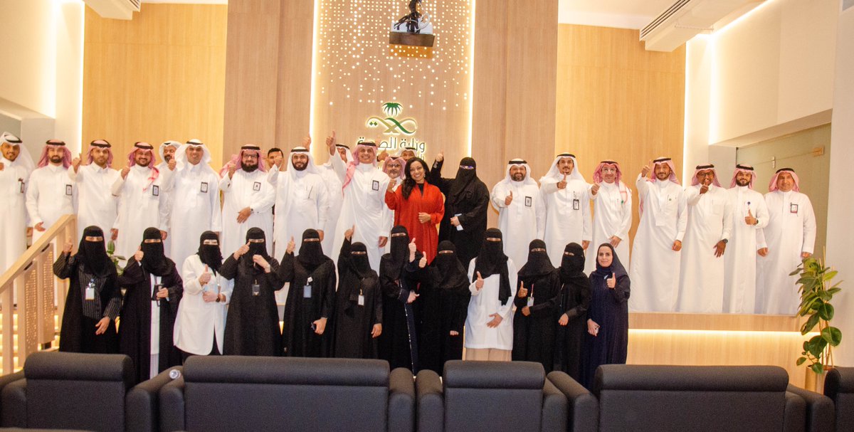 نظمت #صحة_الشرقية دورة "القيادة الرشيقة -إدارة التغيير-"؛ والتي تهدف إلى تعزيز الوعي بإدارة التغيير وتمكين القيادات بالعمل ضمن الاستراتجيات المرنة لتحقيق المستهدفات.
قدمت الدورة الخبيرة الدولية في إدارة التغيير د. سالي بحضور المدير العام والمساعدين ومدراء الإدارات.