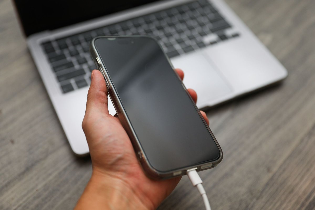 everyday_oracle's tweet image. #IPhone #iPhoneTroubleshooting How to Fix the Black Screen of Death on an iPhone: The black screen of death doesn&apos;t always indicate the end of your iPhone. dlvr.it/T9mWrQ