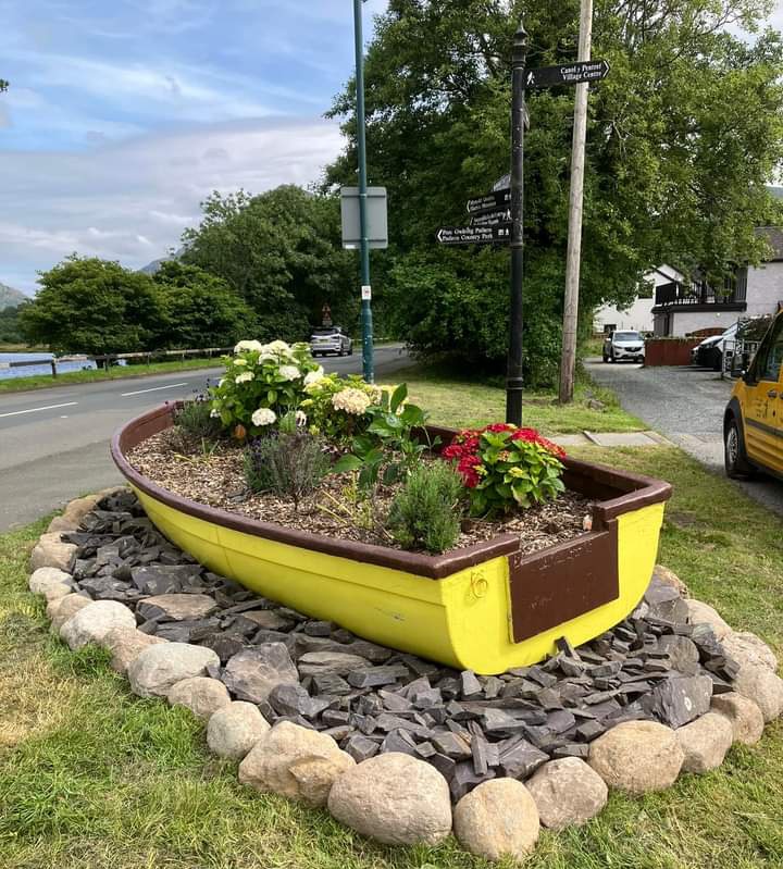 Joban bach arall wedi cwblhau gan Eric. Cerrig a darnau o llechi Cymraeg i gadw’r gwair i lawr. Croeso I Llanberis!

Another little job sorted by Eric (Volunteer). Stones and Welsh slate pieces to keep the grass down. Welcome to Llanberis!
#llanberis #cwchmelynperis