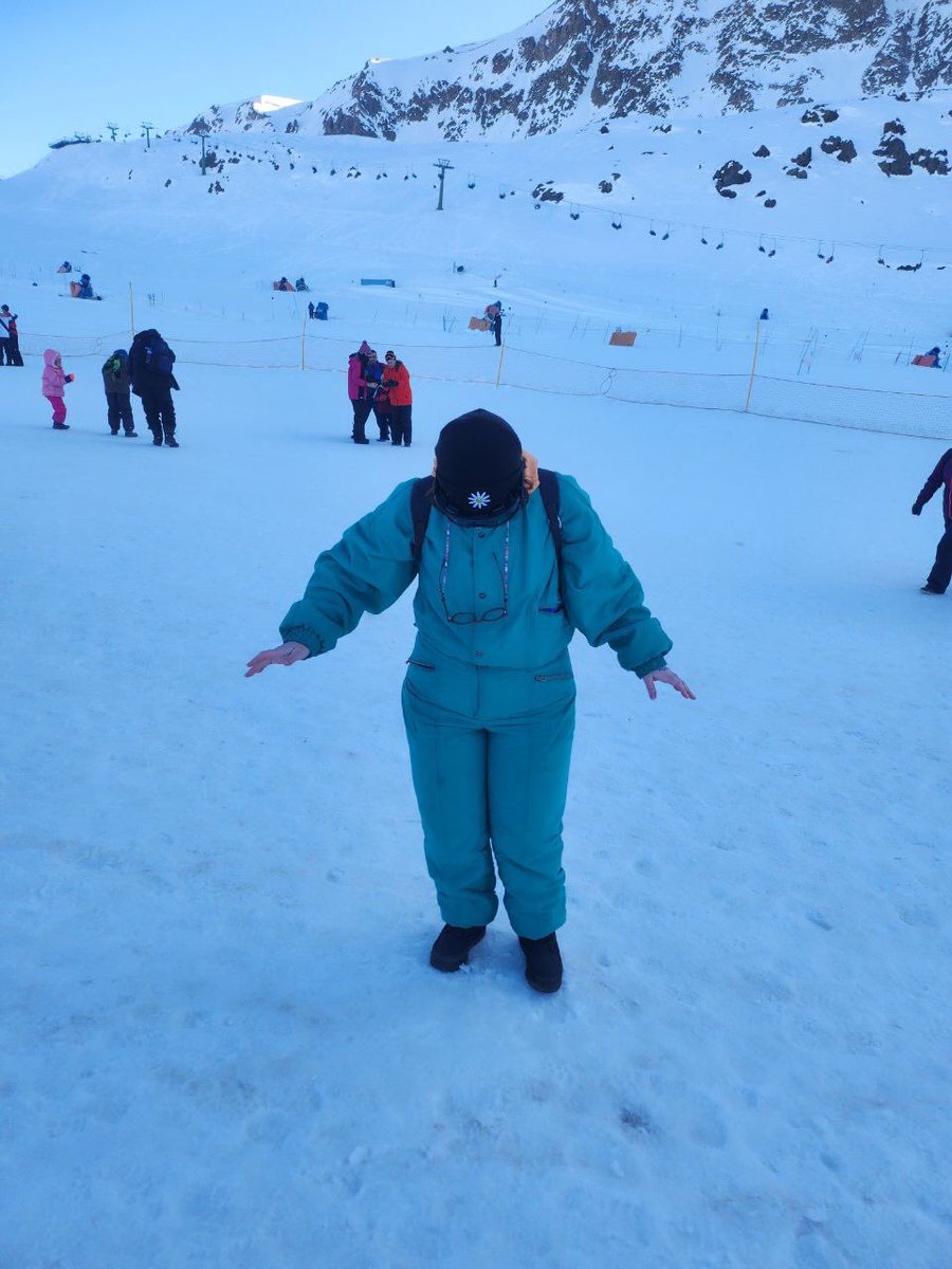 mandybttg's tweet photo. menina não acredita no que vê: neve https://t.co/FNaY9WSULT
