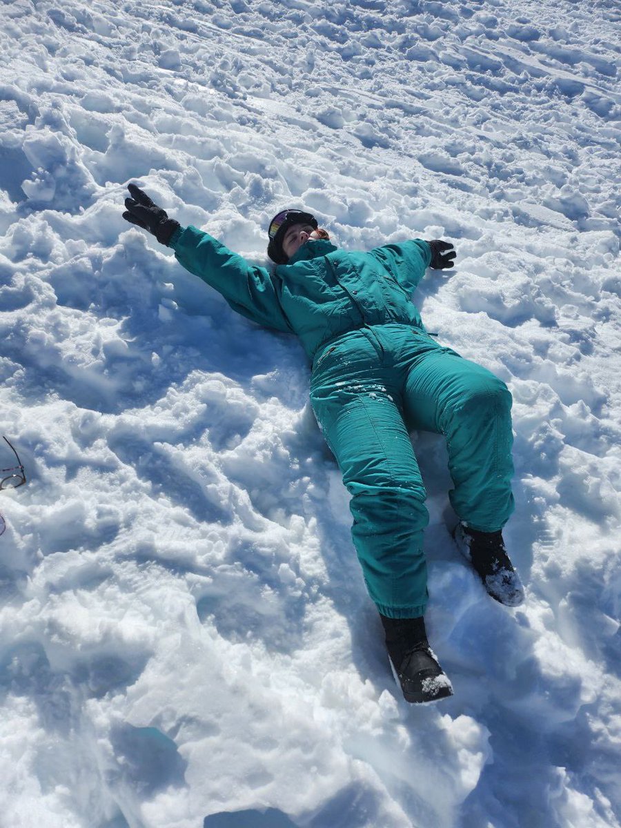 mandybttg's tweet photo. menina não acredita no que vê: neve https://t.co/FNaY9WSULT