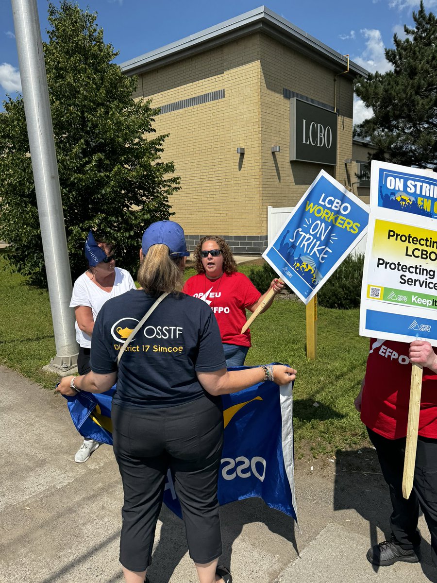 karenosstf's tweet photo. #Solidarity from #osstf for @OPSEU #lbed

@osstf is out with you today, all across the province and we will continue to be with you, fighting Ford‘s privatization agenda

#lcbostrike #thunderbay @OSSTFDistrict6A 
#onpoli #onlab https://t.co/M5sBx2SNG7