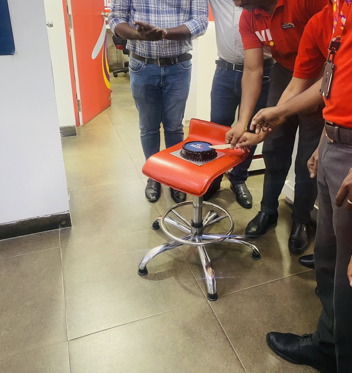 MsAnanyaBirlaFC's tweet photo. Due to my SIM issue, I visited a @ViCustomerCare store. Surprisingly, the Mumbai HOD was there and spoke to me in lovely words. They were celebrating their South team with a cake cutting. 

What a friendly team &amp; what a coincidence!

#ABian with #Vodafone
Cc @ananya_birla mam😍 https://t.co/1OqKoLIFKt
