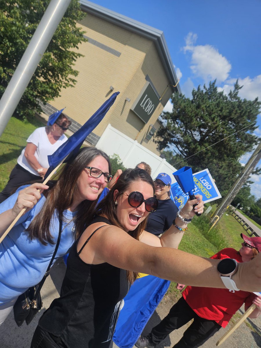 jessburnie's tweet photo. shame on @fordnation for locking out @LCBO @opseu workers!  @osstf Supporting on the picket line today. https://t.co/OzsLI9x4iH 
@OSSTFDistrict6A
#osstf #onlab #onpoli #canlab #solidarity #opseu https://t.co/mrO7LKPcfb