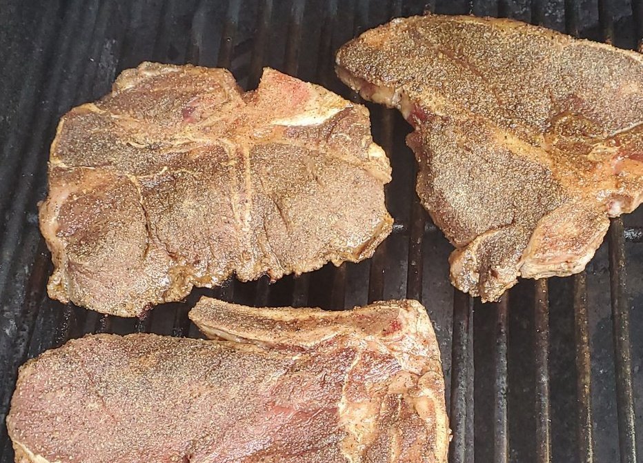 BUST4NI's tweet photo. At @BUST4NI we provide you with the opportunity to have the best BBQ in Dar. We serve the best, tastiest &amp; yummy Tbone steaks, Grilled chicken and Shawarma. https://t.co/pDFZTDB9sf
