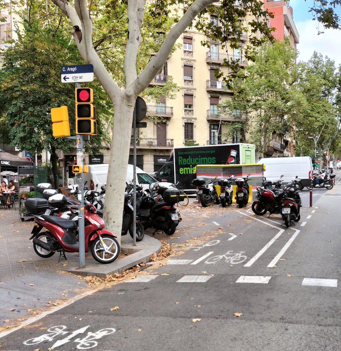 Tot un símbol del que ens ve...
Un carrilbici convertit en aparcament de motos. Però les de la vorera que no les toquin, eh...