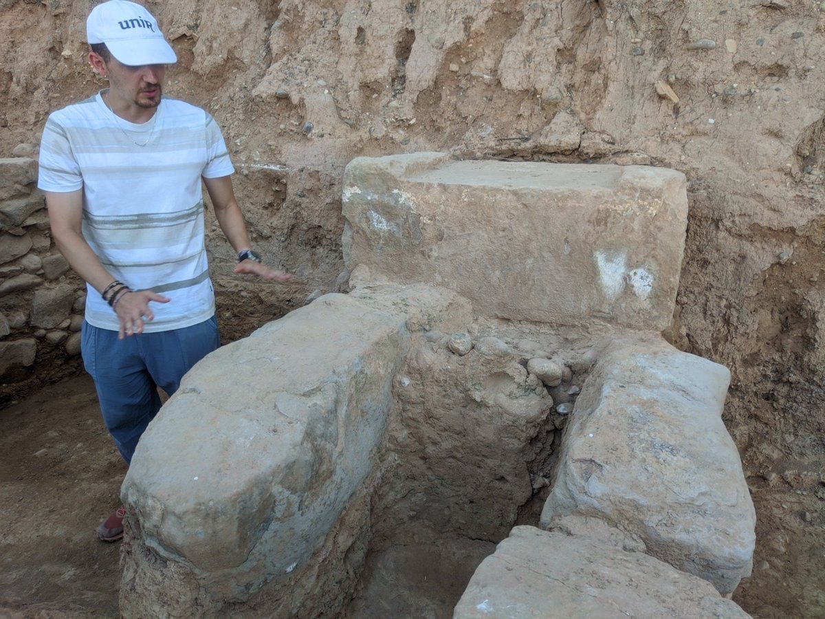 edusanrufo's tweet photo. La importancia de conocer el pasado en el presente explicado por los alumnos de @UNIRuniversidad en el campo de arqueología #Calahorra https://t.co/B5zr279veu