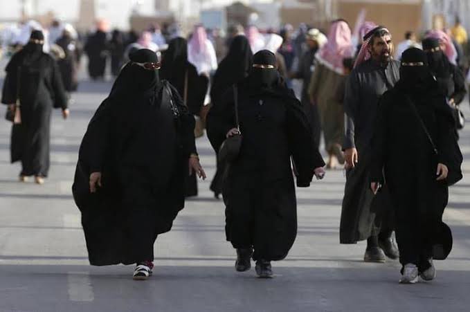 _umbertoeco__'s tweet photo. Bulgaristan halka açık yerlerde, kurumlarda, okullarda ve devlet dairelerinde burka ve Çarşaf  giyilmesini yasaklayan bir yasa çıkardı.. 

Uymayanlara sosyal yardımların kesilmesi ve 860 Euro 
para cezası uygulanacakmış.

"Türkiye’de de yasaklansın" diyenler...?! https://t.co/b2aGgd7pAe