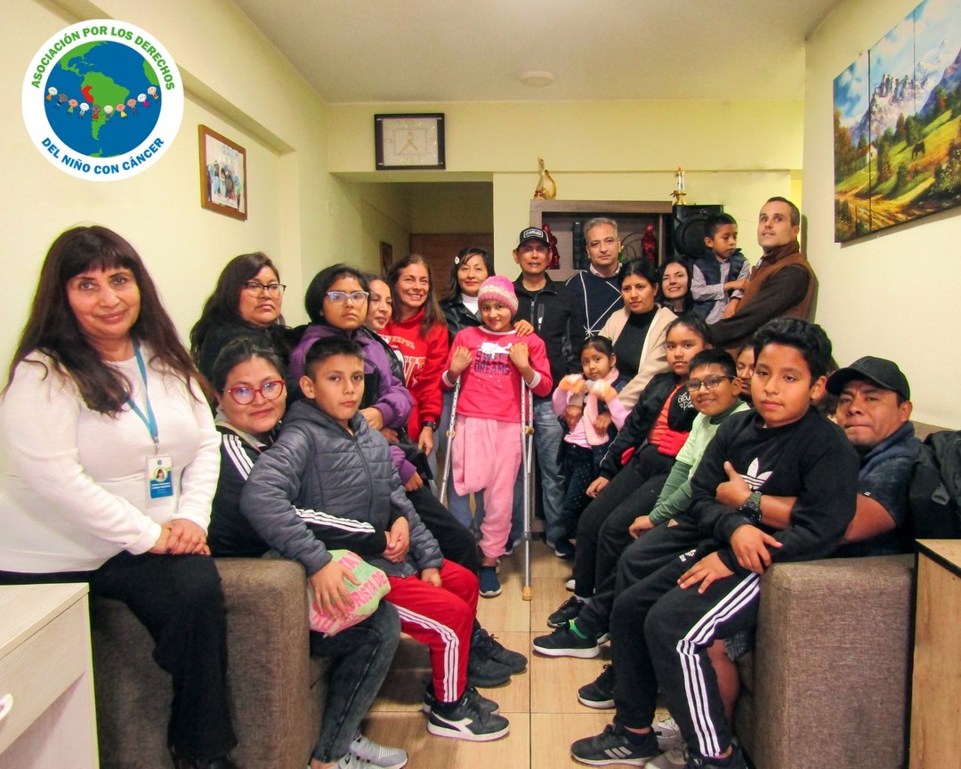 AsocDnc's tweet photo. La Asociación tuvo la visita del grupo "Changemakers" con su coordinadora la Dra. Jackeline Faviola Condori quienes con sus voluntarios de España, USA y peruanos donaron bolsas de víveres y kids de higiene. 

Invitamos a instituciones y empresas privadas a qué se sumen. ❤️ https://t.co/fqhFJiWAGy