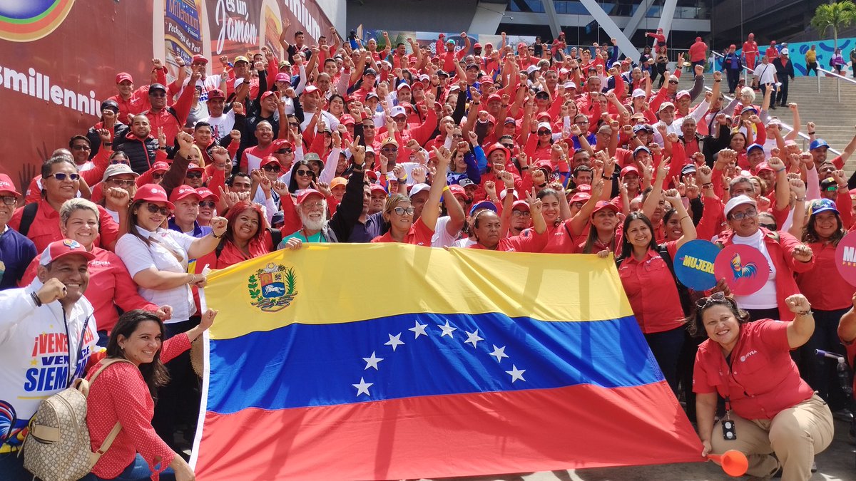 ResteadoPDVSA's tweet photo. #YoVoyAMiGalloPinto con toda la fuerza trabajadora petrolera junto al conductor de victorias  @nicolasmaduro 🇻🇪🇻🇪🇻🇪🇻🇪🇻🇪🇻🇪🇻🇪🇻🇪 ¡La Esperanza está en la Calle!

¡Trabajo en Equipo,  Victoria Segura! @tellechearuiz https://t.co/kqgrsRa4vh