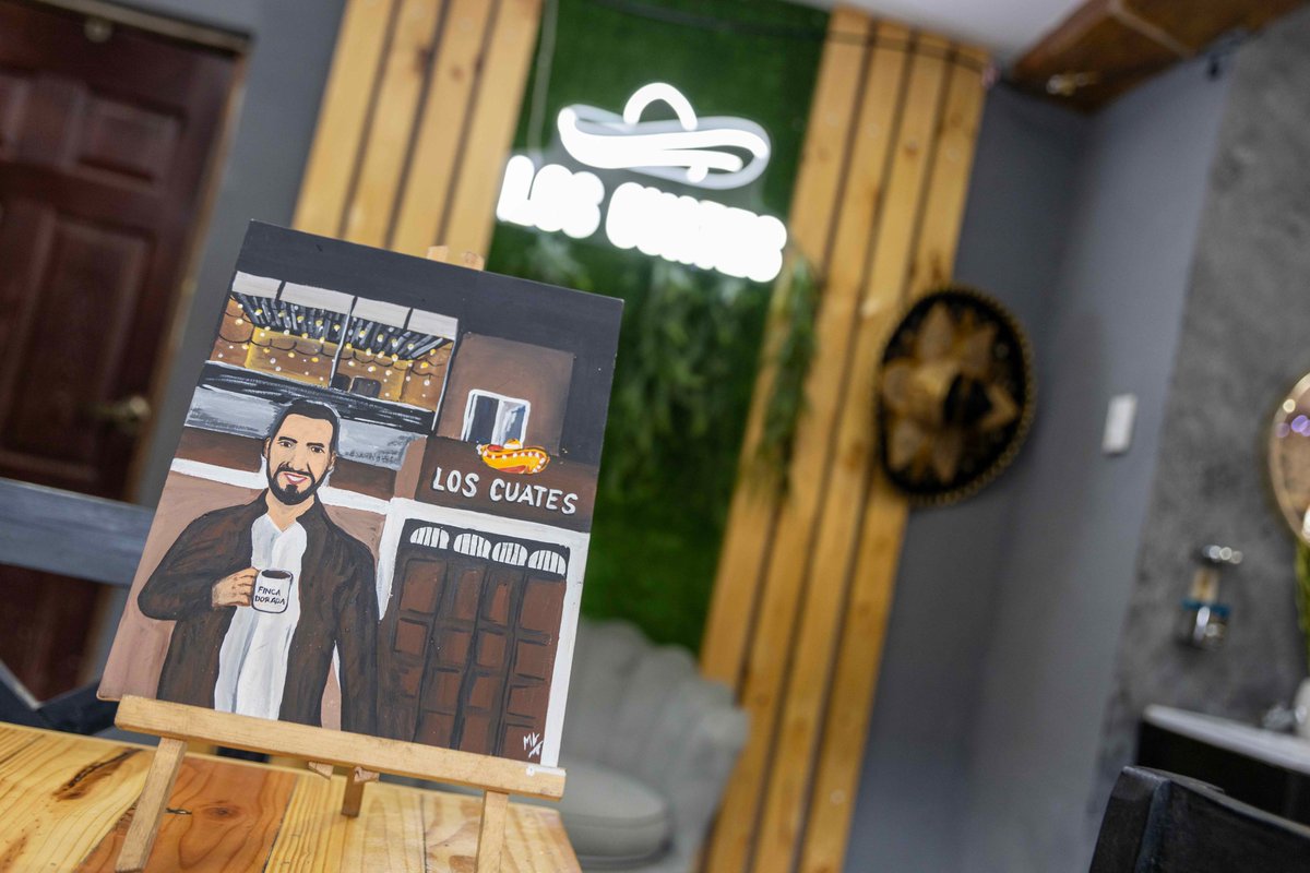 nayibbukele's tweet photo. Como les había anunciado ayer, estaré escogiendo un negocio al día para donarles café de mi finca (200 libras de café, 8,000 vasitos, azucar, etc). 

Hoy he seleccionado a Los Cuates.

Este es un negocio familiar, que inició hace apenas un año en el garaje de su casa. 

Pero les fue tan bien que se mudaron a un local, en el que además promueven las pinturas y la música de artistas locales.

Pueden visitarlos en el distrito de San Simón, municipio de Morazán Sur; específicamente en el Barrio El Centro, contiguo a Helados Sarita.

Gracias por ayudar a promover el arte y la música salvadoreña.

Que Dios bendiga a esta familia y a su negocio.

Espero que les guste el café, cualquiera puede llegar y pedirlo gratis, sin ninguna restricción.

Pueden seguirlos también en su cuenta de Instagram: https://t.co/ju22X65ikk