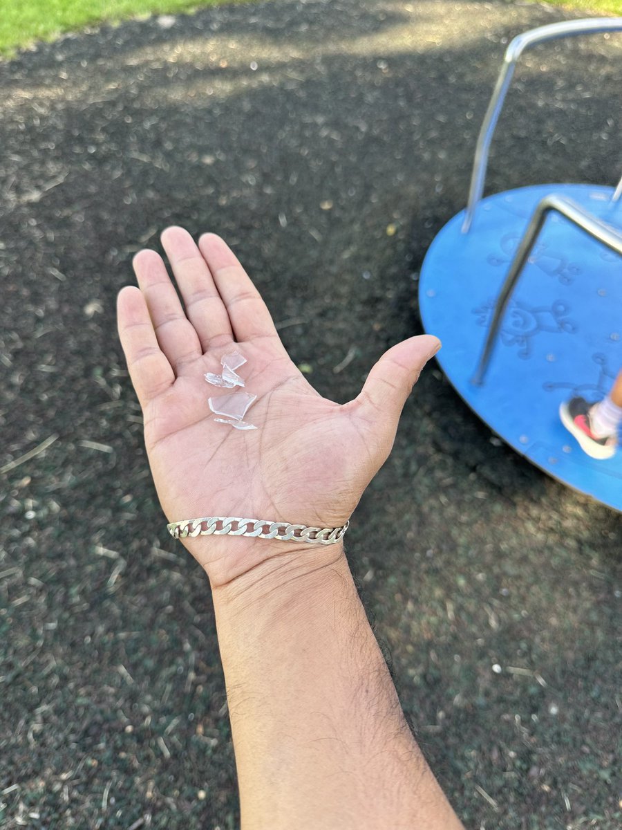 V666RedDevil's tweet photo. @ThreeRiversDC 

Glass everywhere at Oulton way Play Area. https://t.co/ifAErLv7rU