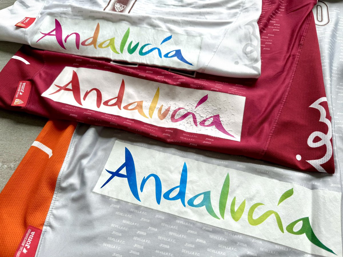 BenditosColores's tweet photo. ¿Sabías que en la temporada 2005-2006, cuanto a final de temporada cambia el logotipo de Andalucía, se usaron distintas variantes cromáticas según la equipación, porteros incluidos (la 3ª no llegaría a usarse con esta nueva imagen)?
#Frikidatos https://t.co/jlJ21Pwiv0