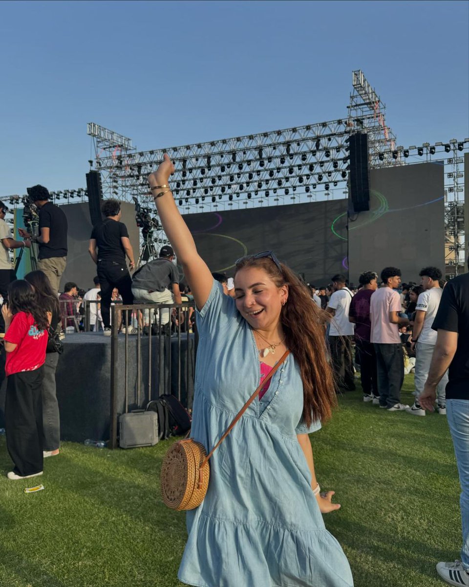 أحلى واحدة في الحفلة 😊✌️