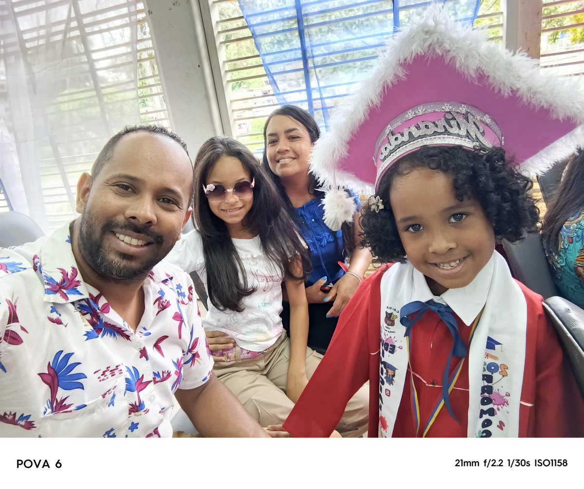 adnrenee's tweet photo. Día de graduación de la negra 🥳👑 https://t.co/P7UWAuJTjd