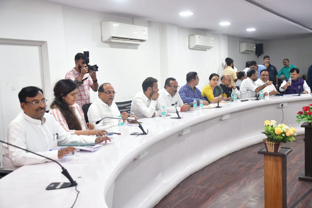 Pankajamunde's tweet photo. भाजपा महाराष्ट्र प्रभारी मा. केंद्रीय मंत्री भूपेंद्र यादवजी आणि सहप्रभारी मा. केंद्रीय मंत्री अश्विनी वैष्णवजी यांच्या अध्यक्षतेखाली प्रदेश कार्यालयात भाजपा महाराष्ट्र कोअर कमिटीची बैठक पार पडली.

@byadavbjp @AshwiniVaishnaw @BJP4Maharashtra @BJP4India @BJP4Mumbai @Dev_Fadnavis @cbawankule @ShelarAshish 
#BJP #Maharashtra #Mumbai
