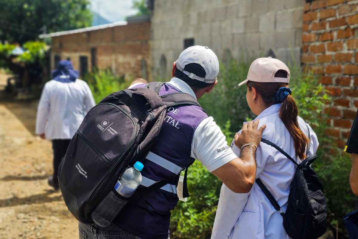 SaludSV's tweet photo. Las acciones de abatización y destrucción de criaderos permiten prevenir la presencia del zancudo en los hogares salvadoreños. 🏡✅🛢️🪣

Desde tu casa, puedes sumarte a la prevención de enfermedades como el dengue en tu familia y comunidad.   

 ¡Haz tu parte! https://t.co/l5cdfuCDP5