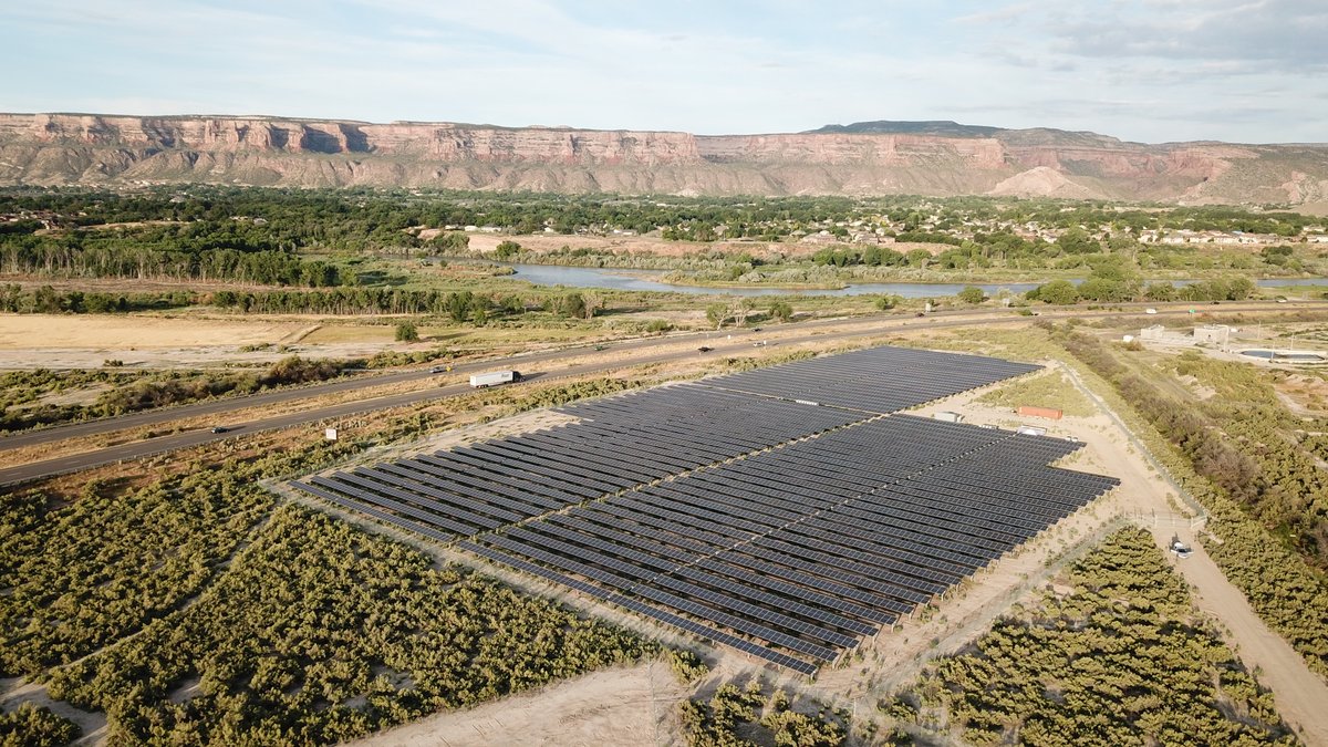 SEIA's tweet photo. ☀️ COMMUNITY SOLAR 😎 
 
Read more on how #SolarCustomers can use this subscription model to cut costs and boost energy resilience: https://t.co/QN0Ul6Q2lt