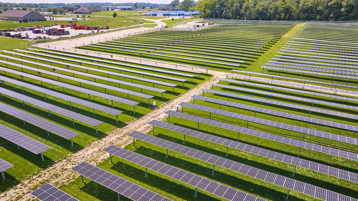 SEIA's tweet photo. ☀️ COMMUNITY SOLAR 😎 
 
Read more on how #SolarCustomers can use this subscription model to cut costs and boost energy resilience: https://t.co/QN0Ul6Q2lt