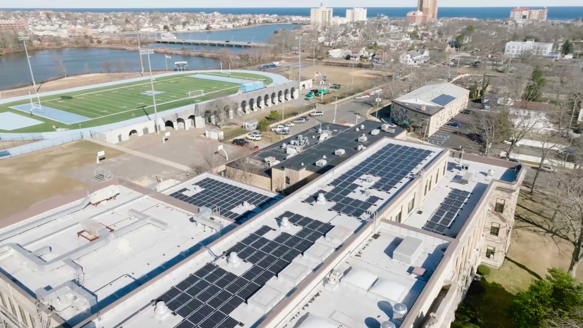 SEIA's tweet photo. ☀️ COMMUNITY SOLAR 😎 
 
Read more on how #SolarCustomers can use this subscription model to cut costs and boost energy resilience: https://t.co/QN0Ul6Q2lt