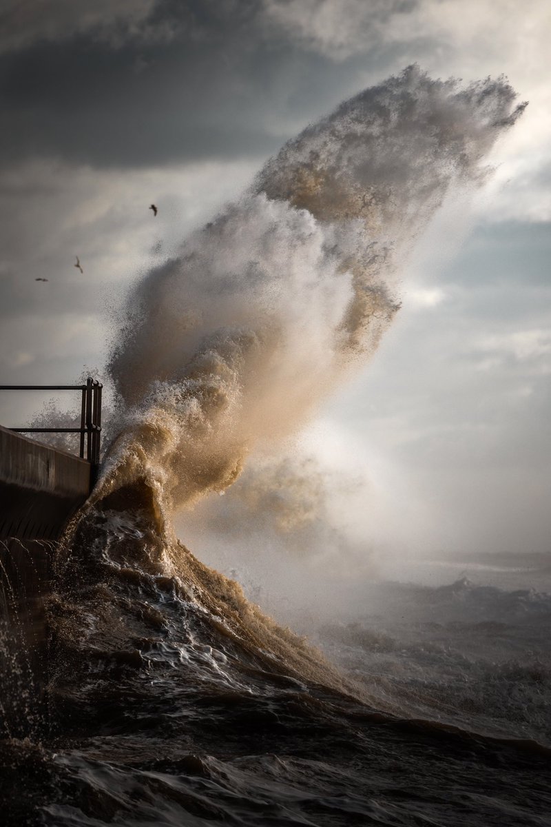 EddAllenPhoto's tweet photo. Ricochet 

Strong winds and water putting Brighton’s sea defences to the test. https://t.co/hnLDjplYpq