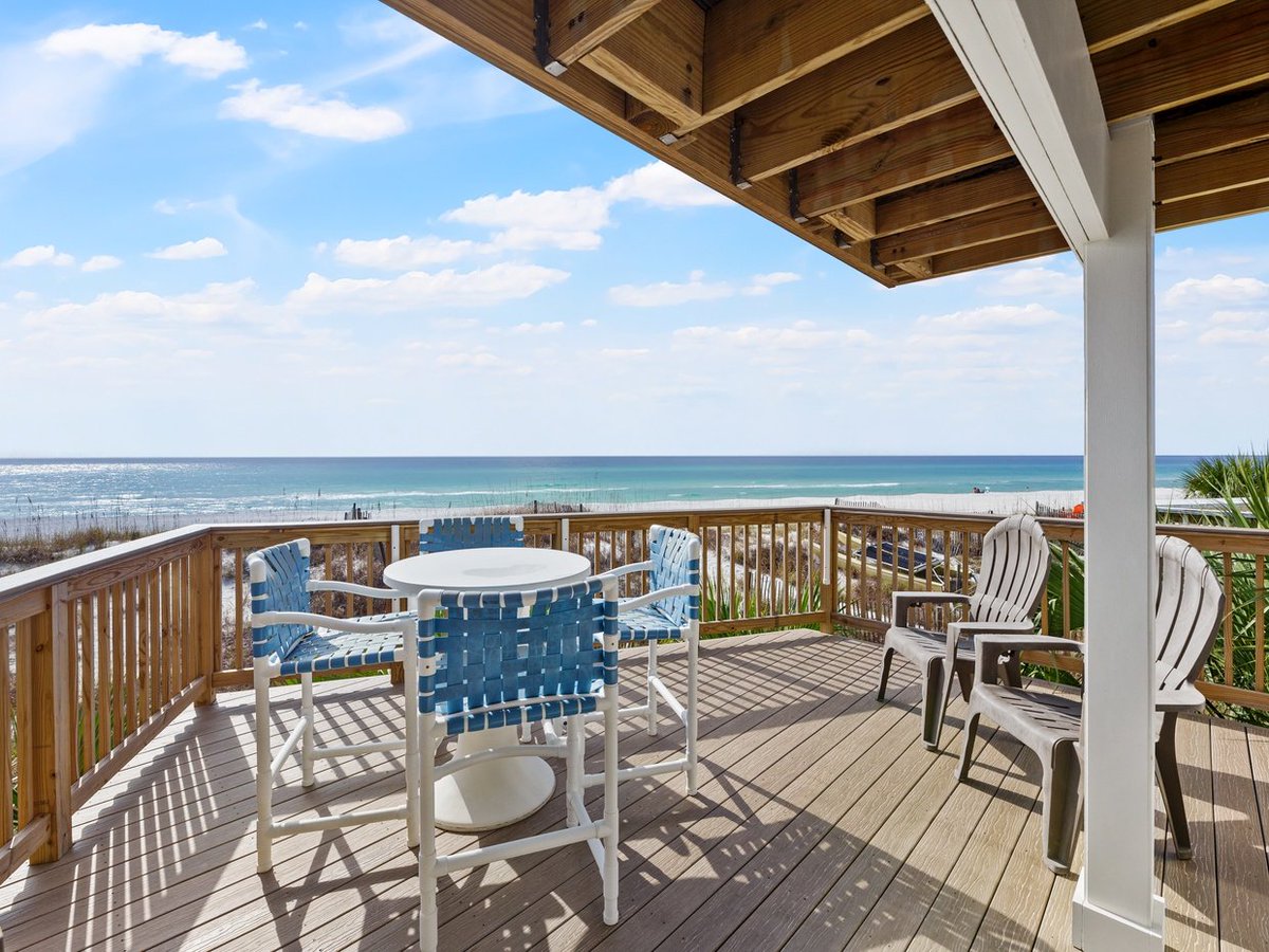 goblueswell's tweet image. Dive into relaxation at Dolphin Run! 🌊✨ This beachfront 2BR, 3BA house sleeps 6, offering stunning views and coastal charm. Book your stay now: blueswell.com/beach-rentals/… #DolphinRun #BeachfrontBliss #VacationMode