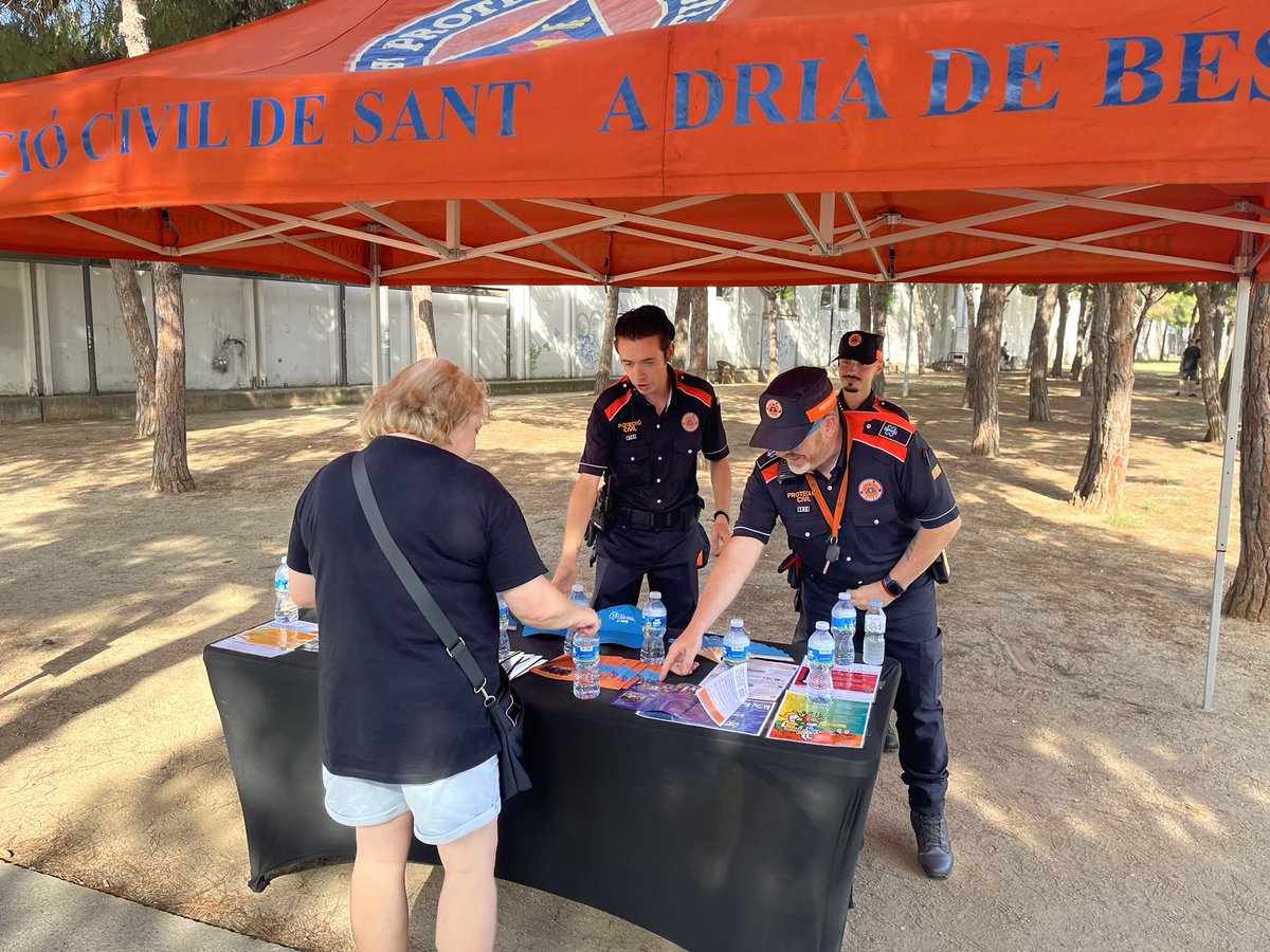 AdrianencaPC's tweet photo. Una tarde intensa al servicio de la comunidad #VecinosSolidarios #ApoyoComunitario #OlaDeCalor #BarrioSantJoanBaptista #Voluntariado #ComunidadUnida #SolidaridadVecinal
@AjSantAdria https://t.co/gFHwoFAmow