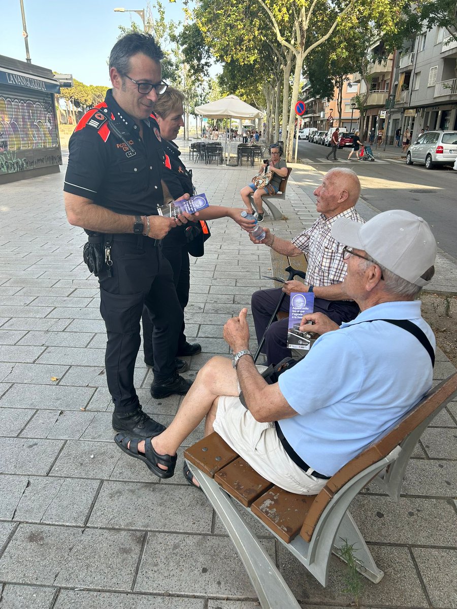 AdrianencaPC's tweet photo. Una tarde intensa al servicio de la comunidad #VecinosSolidarios #ApoyoComunitario #OlaDeCalor #BarrioSantJoanBaptista #Voluntariado #ComunidadUnida #SolidaridadVecinal
@AjSantAdria https://t.co/gFHwoFAmow