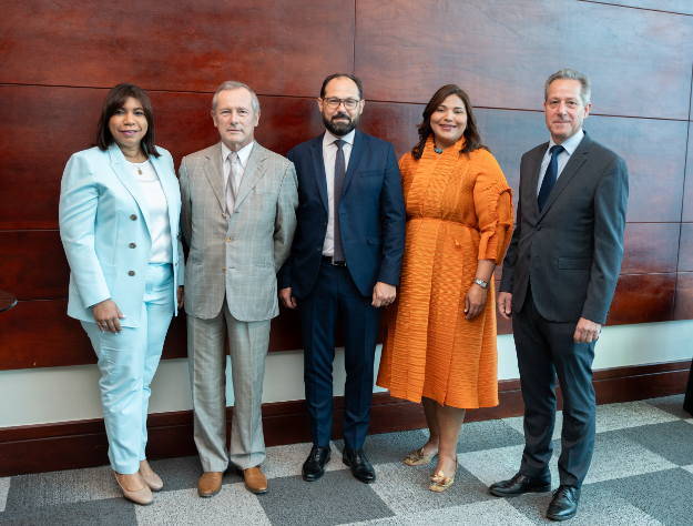 FranciaRepDom's tweet photo. El Embajador S.E. Eric Fournier fue el invitado principal al desayuno en honor a su despedida organizado por la @CCIFD 🇫🇷 🇩🇴, durante el cual expresó su agradecimiento por la solidaridad recibida durante los 4 años de su misión en República Dominicana.
#franciaenrd #ccifd https://t.co/AeGVGJItuE