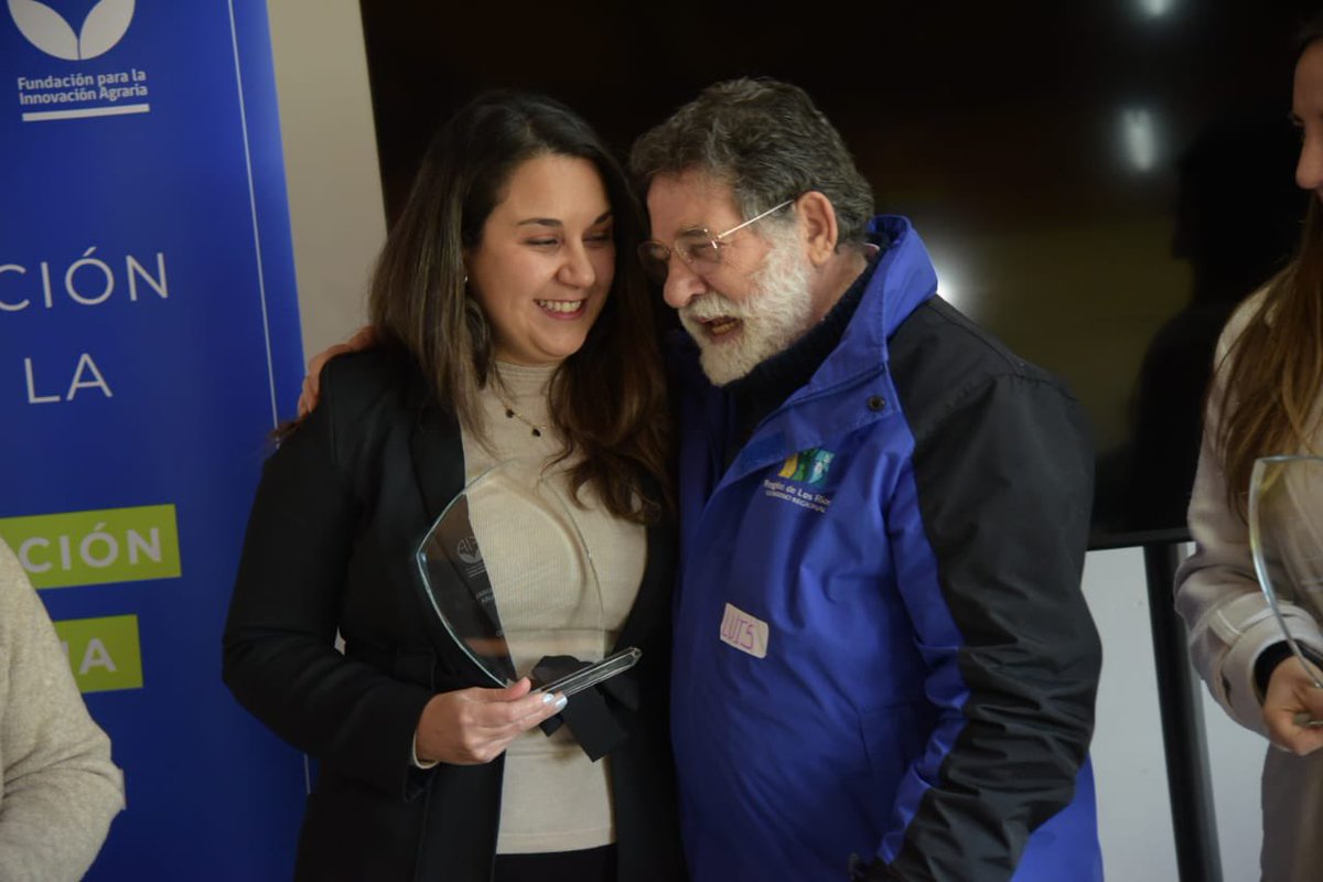 GOREdeLosRios's tweet photo. Gobernador @LuisCuvertinoG junto a la @SeremiCienciaS participaron en la entrega de premios a las Mujeres Agroinnovadoras de la Región, en el marco del encuentro Conecta Red MAI (Mujer Agroinnovadora), celebrado en el CIC Centro de Innovación Colaborativa de Máfil. #valdiviacl https://t.co/YYHN8i7CfL
