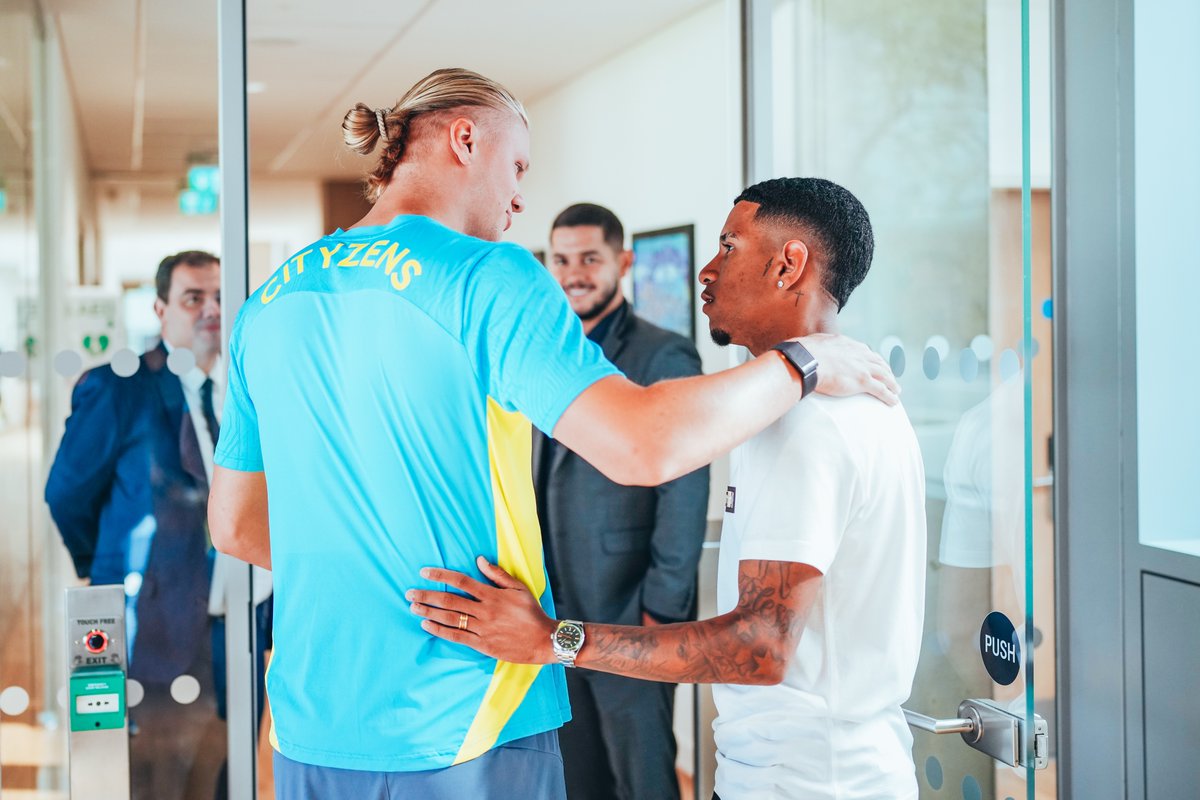 ManCity's tweet photo. Settling in! 🤝🩵 https://t.co/n5eNNlTJWK