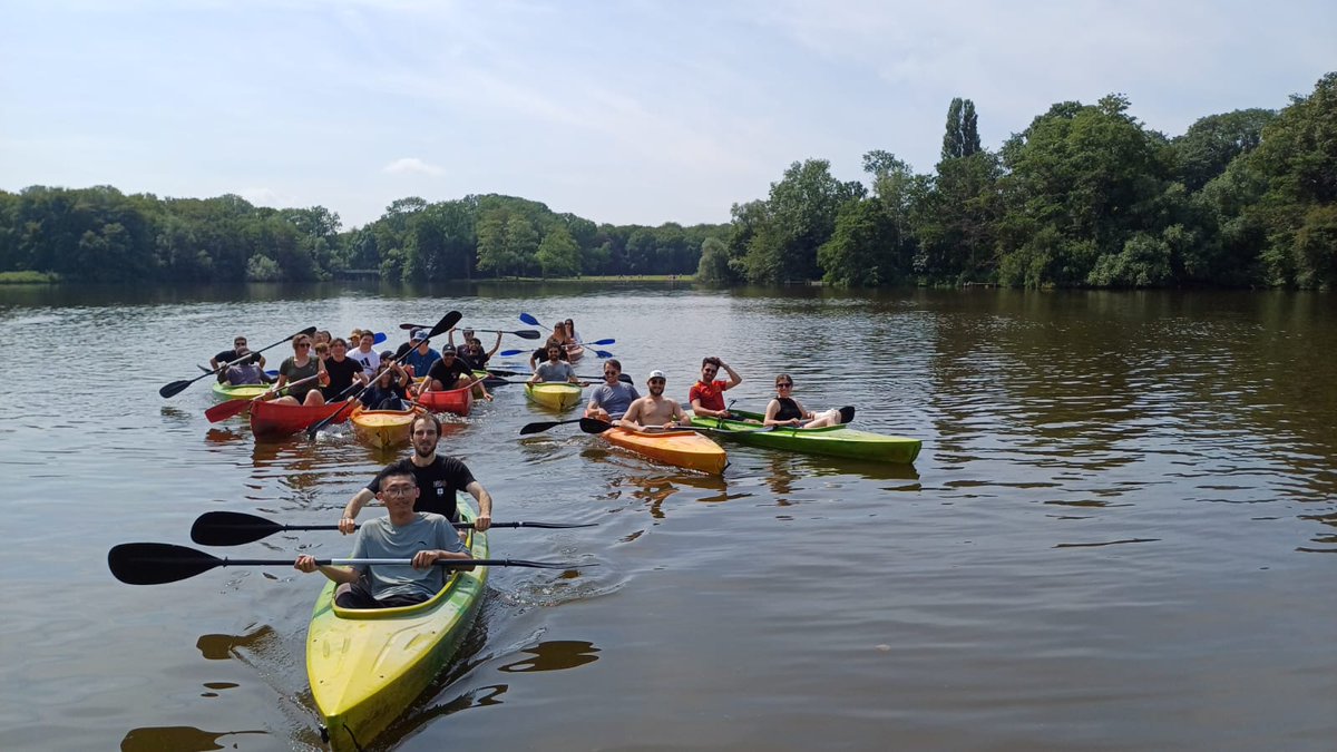 NoelGroupUvA's tweet photo. The sun ☀️ was ready for us today! 

We enjoyed group activities like kayaking 🚣 in the Amsterdam region and baking #stroopwafels 🧑‍🍳👩‍🍳👨‍🍳, a local delicacy. 

We had an awesome time with an amazing team of #FlowChemists! https://t.co/jSfvoojUKT