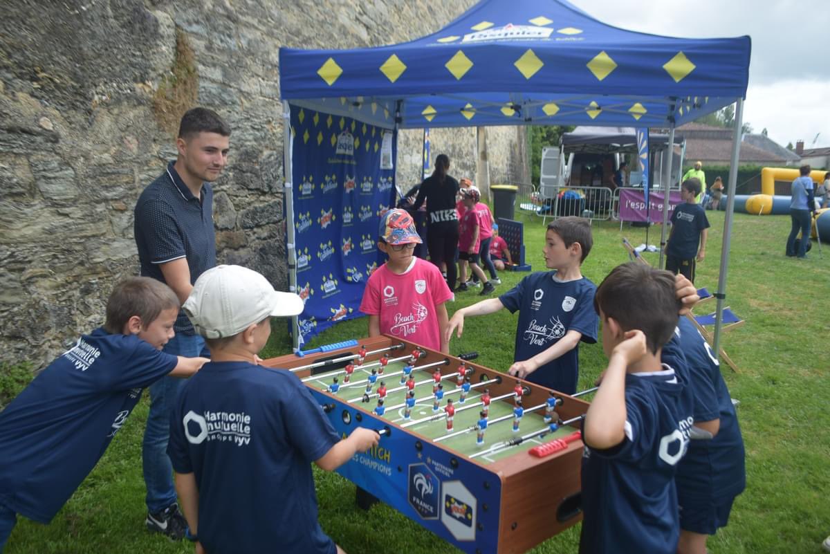 LigueFootLFPL's tweet photo. [Tournée #BeachVert]

🔥 Journée symbolique ce jeudi pour les 120 enfants accueillis à St-Paul du Bois, à 10 km du siège historique de notre partenaire @pasquier_fr aux Cerqueux @Maine_et_Loire. Un grand merci pour l’accompagnement des enfants sur nos 15 étapes @paysdelaloire 👏 https://t.co/uKaVB6DZ4g