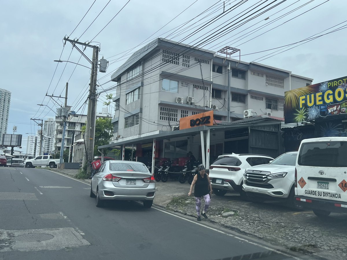 Por qué debemos caminar en la calle?

Se ha normalizado que la ACERA sea un estacionamiento y encima que sea para uso privado. 

Las 3 adultas mayores tuvieron que caminar por la calle por que las aceras estan obstruidas por autos. 

Nos urge cambiar el modelo de ciudad!