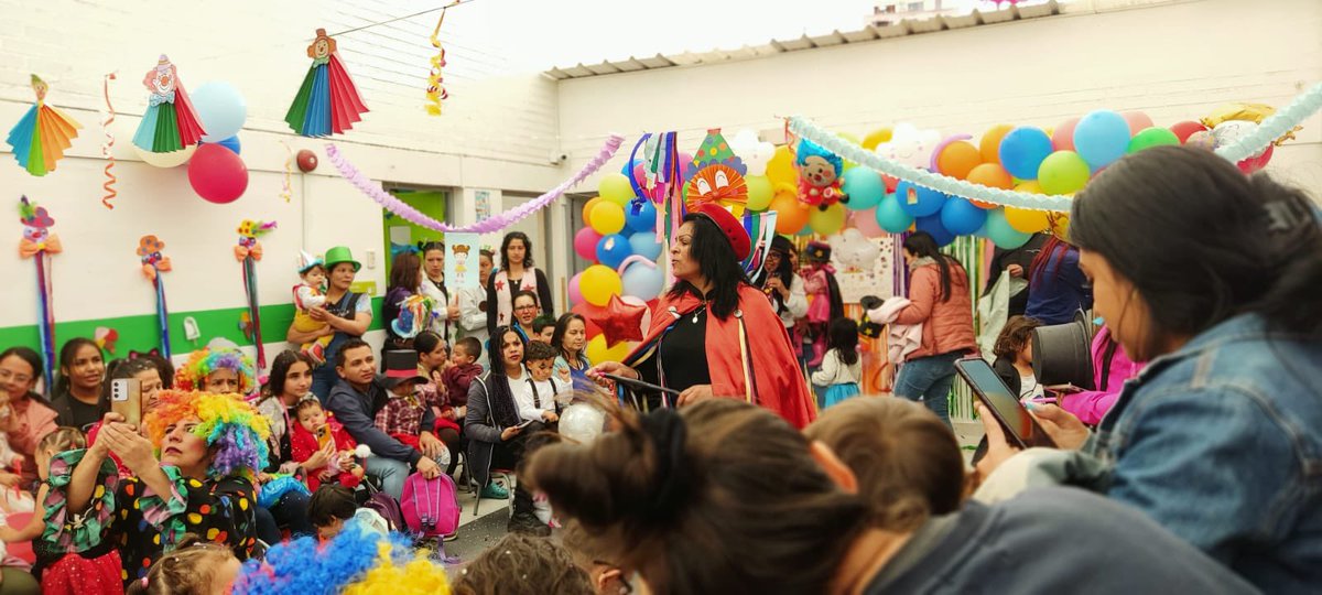 integracionbta's tweet photo. 🎪🤹🏼 Las niñas y niños del jardín infantil Verbenal de #Usaquén disfrutaron de una jornada inolvidable en los ‘Encuentros Divertidos con Familias’. 107 familias se dejaron llevar por la magia de los juegos, las risas y el color de la gran fiesta temática de circo. 🎉 #DejameSer https://t.co/1cor0fMsH3
