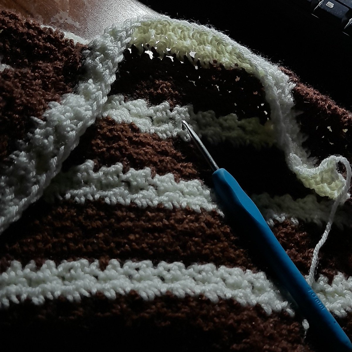 продолжаю вязать свитер на осень.. я так долго не могла собраться с силами и сесть за него.