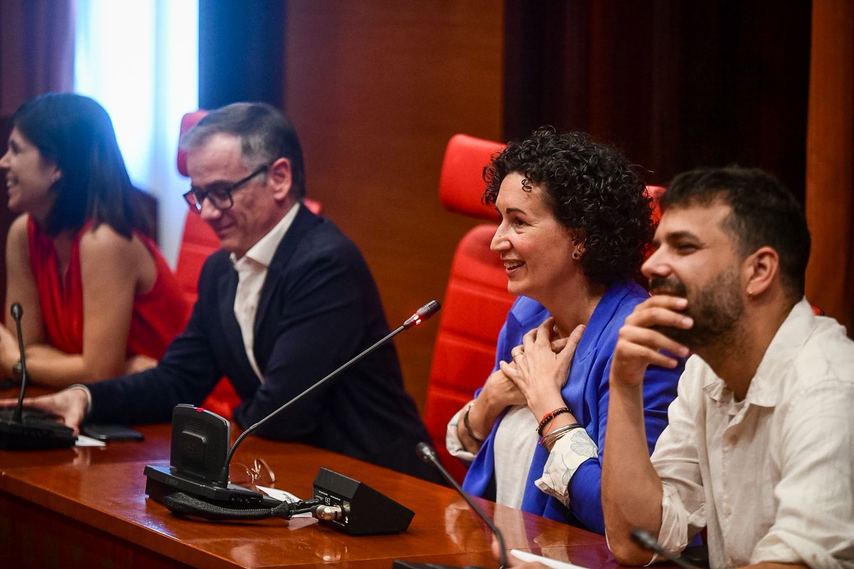 jmjovellado's tweet photo. Sempre hem dit que no ens aturaríem fins a poder-te abraçar lliure a casa teva. 

Avui ho hem pogut fer al Parlament. I l’emoció ha estat enorme. 

Moltes gràcies per tot @martarovira!

Per ser-hi sempre! Per la teva dignitat! https://t.co/0TWPo8ku2Z