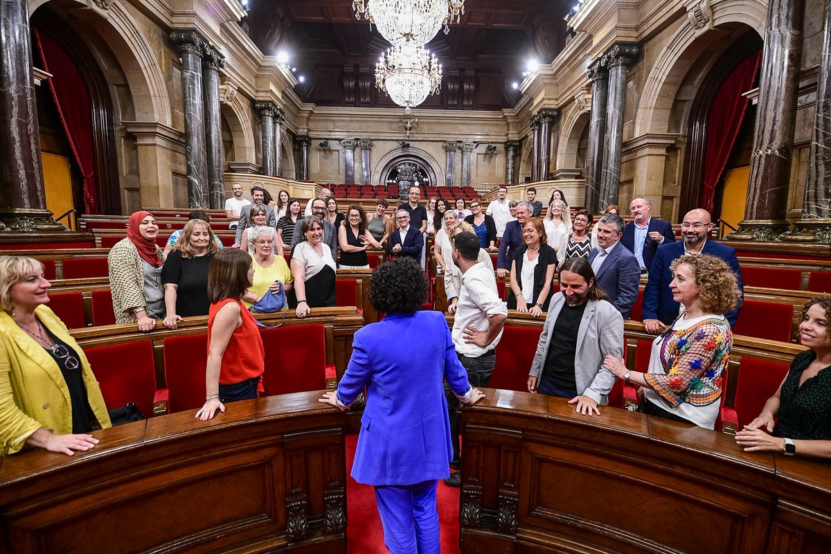 jmjovellado's tweet photo. Sempre hem dit que no ens aturaríem fins a poder-te abraçar lliure a casa teva. 

Avui ho hem pogut fer al Parlament. I l’emoció ha estat enorme. 

Moltes gràcies per tot @martarovira!

Per ser-hi sempre! Per la teva dignitat! https://t.co/0TWPo8ku2Z