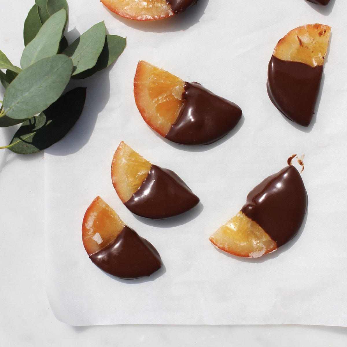 Delight in confit half orange slices, carefully dipped in luscious dark chocolate for a truly moreish treat. 
The perfect balance of tangy and sweet, this summery delight is sure to brighten your day. 🍊🍫