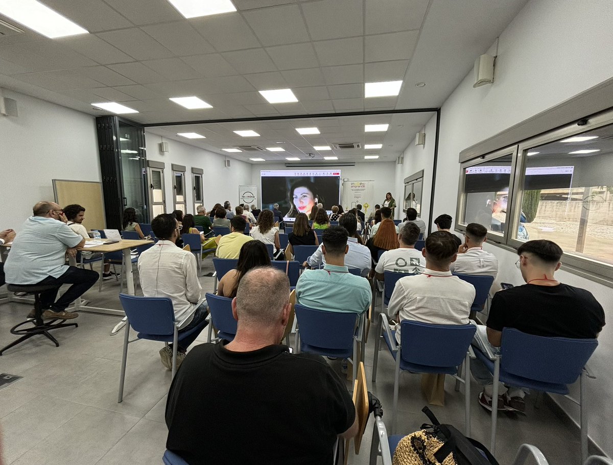 Comienza el #demoday del Programa de Incubación de #INCIBEEmprende. Nos acompaña Pilar de Cos de <a href="/INCIBE/">INCIBE</a> , <a href="/RaulCaroAccino/">Raúl Caro-Accino</a> de <a href="/aytolinares/">Ayuntamiento de Linares</a> , Ana Belen Mata de <a href="/EmpleoJunta/">Consejería de Empleo, Empresa y Trabajo Autónomo</a> y Luis Miguel Carmona de <a href="/dipujaen/">Diputación de Jaén</a> .