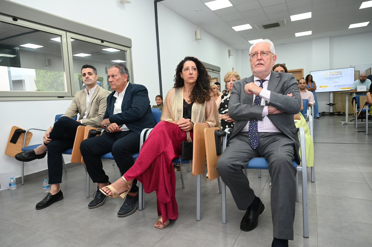 CamaraLinares's tweet photo. Comienza el #demoday del Programa de Incubación de #INCIBEEmprende. Nos acompaña Pilar de Cos de @INCIBE , @RaulCaroAccino de @aytolinares , Ana Belen Mata de @EmpleoJunta y Luis Miguel Carmona de @dipujaen . https://t.co/e5mqT1bDY7
